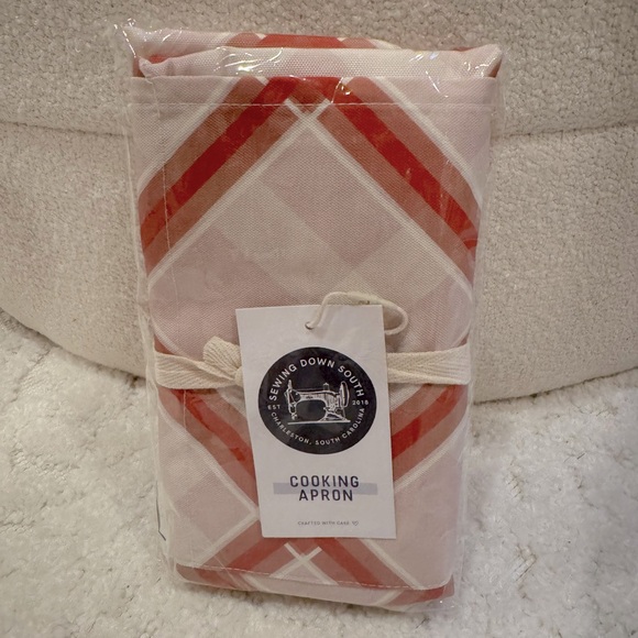 SDS Plaid Apron Red Holiday Baking Cooking Gift Sewing Down South NWT - Picture 4 of 5